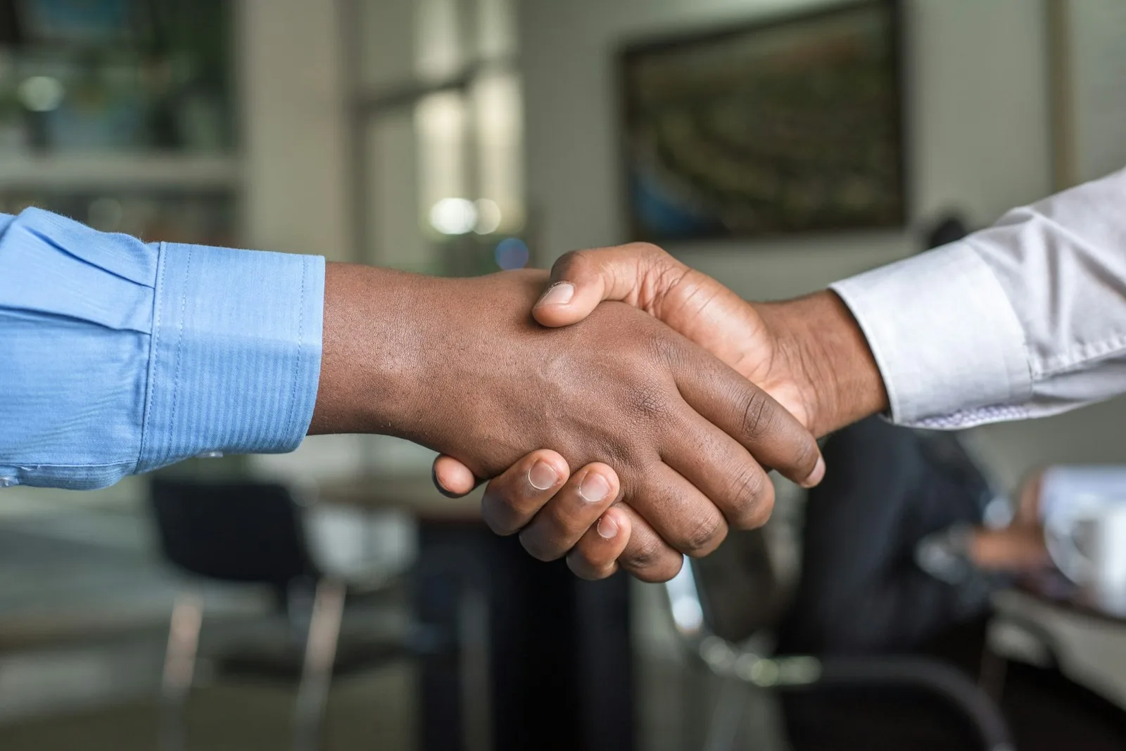 Conseillers en réunion avec des clients
